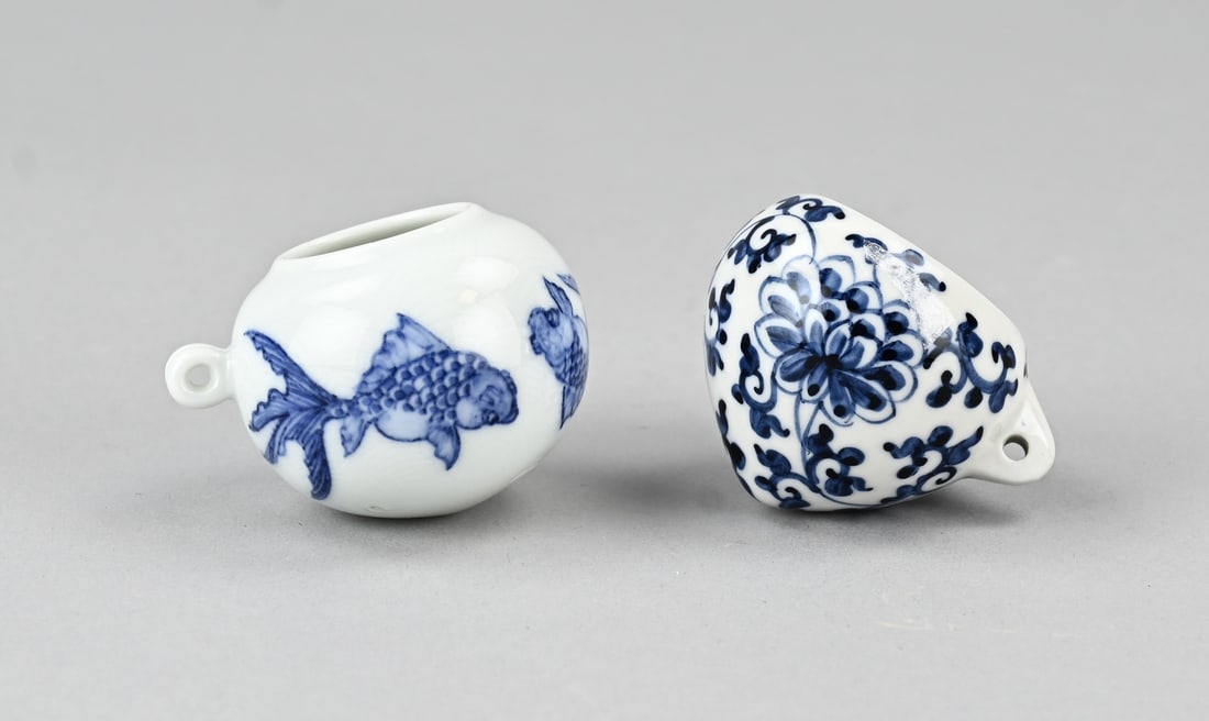 2x Bird feeder (for bird cage): Two old Chinese porcelain bird feeders. 1x Betta fish decoration. 1x Floral decoration. Dimensions: Ø 4.5 - 5 cm. In good condition.