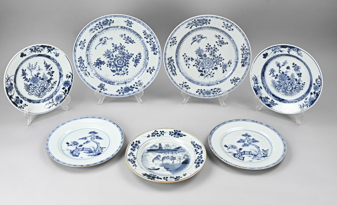 7x Chinese plate Ø 23 - 28 cm.: Lot of seven 18th-century Chinese porcelain Cheng Lung plates. Three plates have a single chip, the rest is good. Dimensions: Ø 23 - 28 cm.