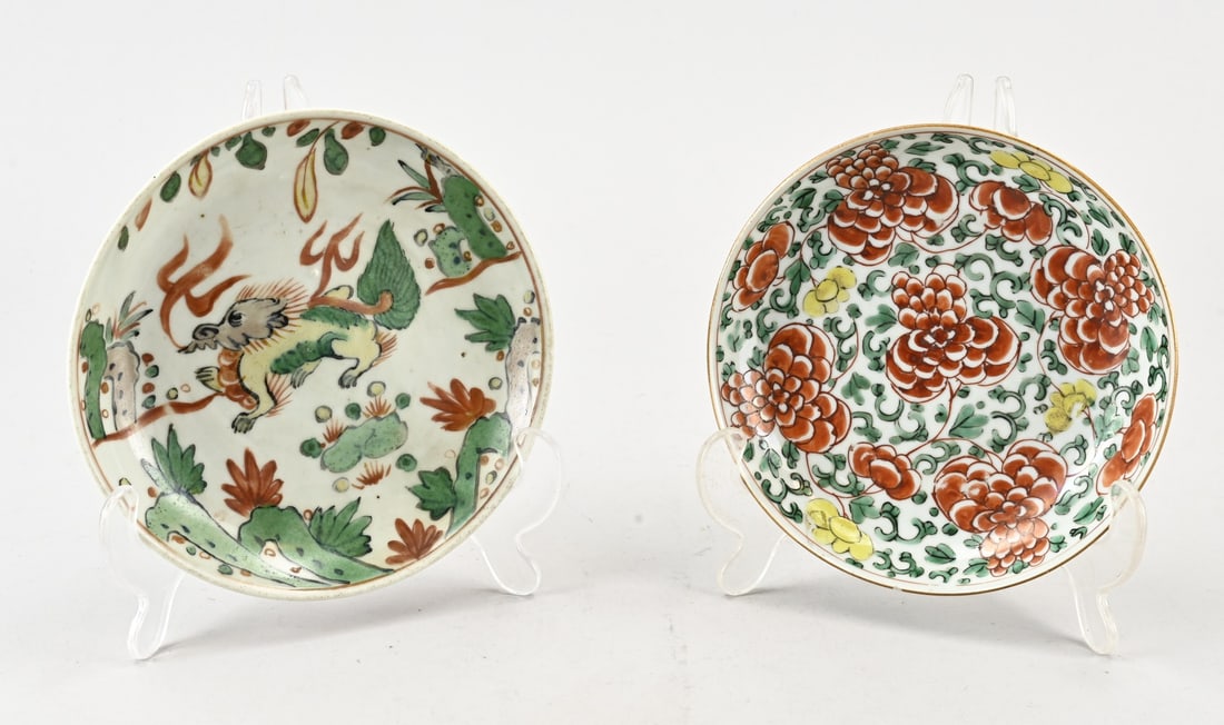 2x Family Verte plate Ø 16 - 16.7 cm.: Two 18th-19th century Chinese porcelain Familie Verte plates. 1x Kylin in landscape, good. 1x Floral, 2x hairline cracks. Dimensions: Ø 16 - 16.7 cm. In fair/good condition.