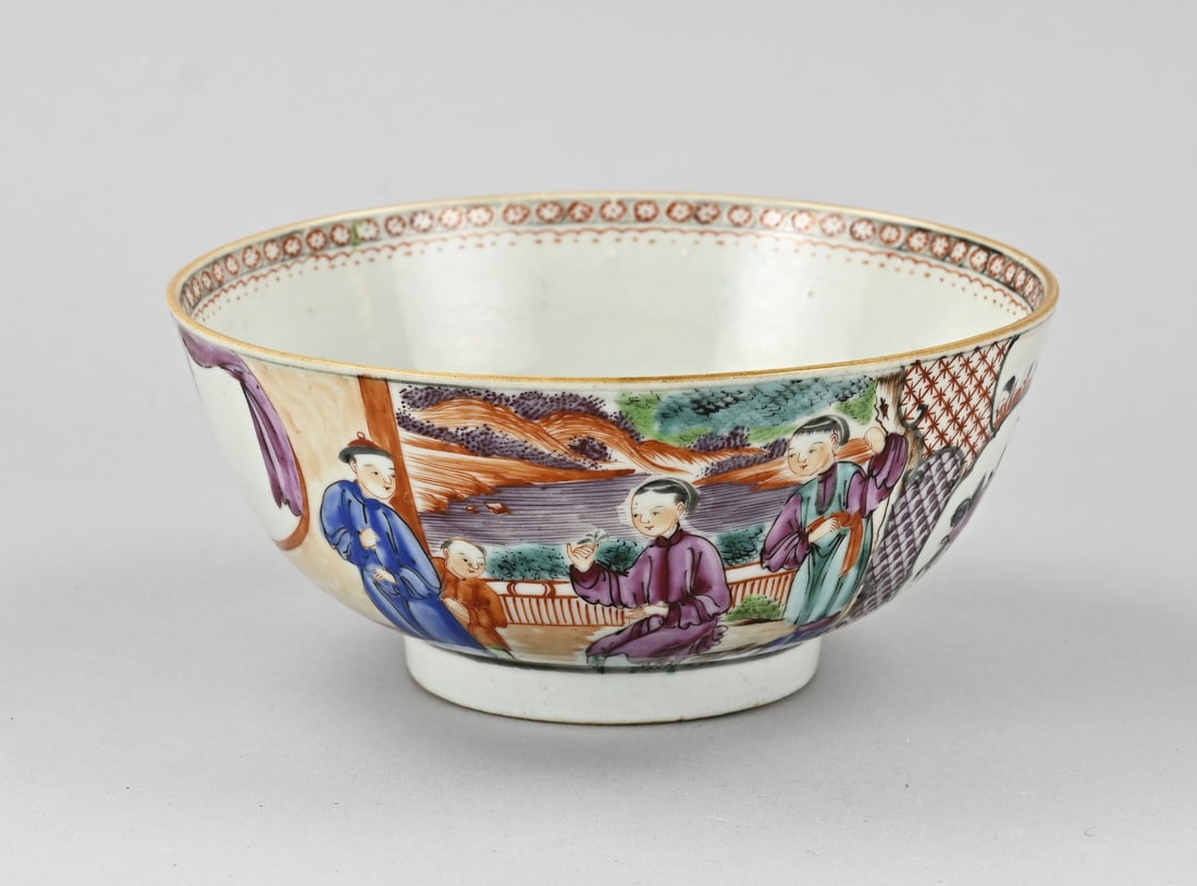 Rose/mandarin family bowl Ø 19 cm.: 18th-century Chinese porcelain Rose/Mandarin family bowl. Dimensions: H 9 x Ø 19 cm. In good condition.