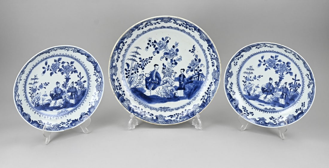 3x Queng Lung dish Ø 26 - 33.5 cm.: Three large 18th-century Chinese porcelain Cheng Lung plates decorated with figures in a garden. Hairline crack + minimal chips. Dimensions: Ø 26 - 33.5 cm. In reasonable condition.