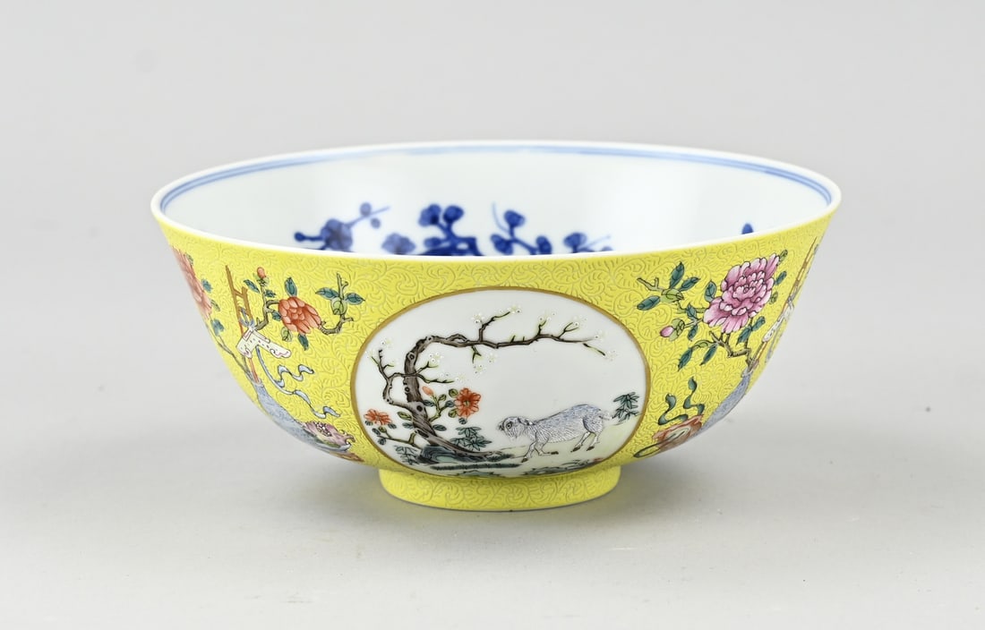 Chinese Family Rose bowl, Ø 15.5 cm. (1 of 3)