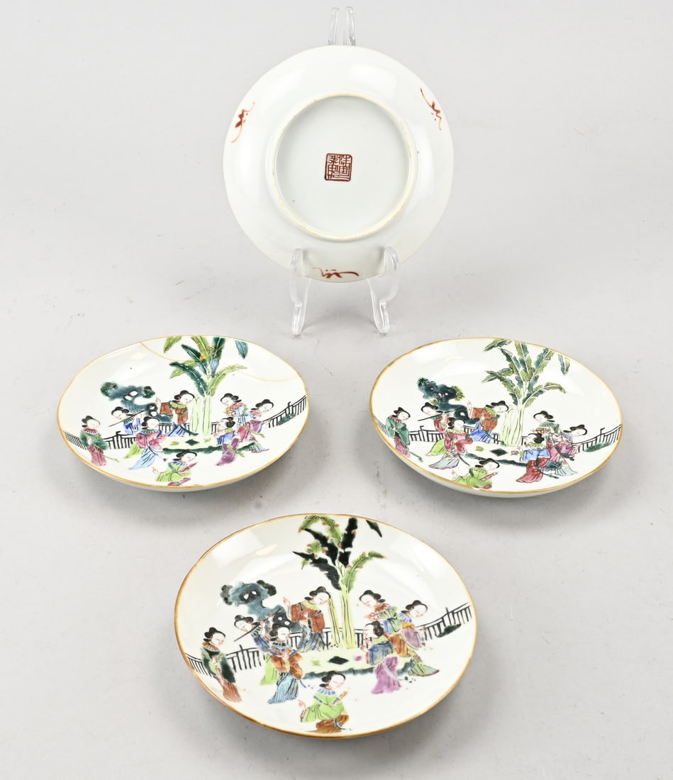 4x Rose Family saucer Ø 14.1 cm.: Four 19th-century Chinese porcelain Rose Family plates with geishas in a garden decor. Base mark. Dimensions: Ø 14.1 cm. 2x Chip. 1x Plate glued. In fair/good condition.