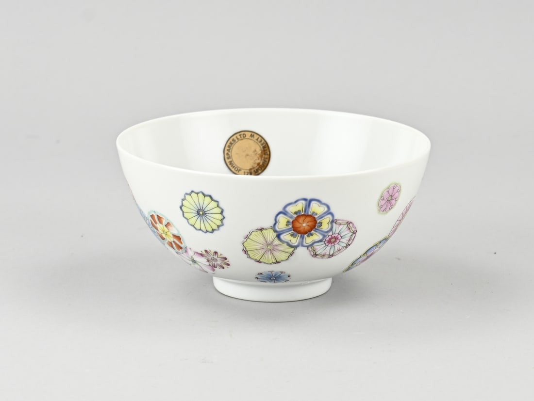Chinese Family Rose bowl Ø 14.5 cm.: Chinese porcelain Rose Family bowl with Fiori decoration + six-character base mark. Dimensions: Ø 14.5 cm. In good condition.