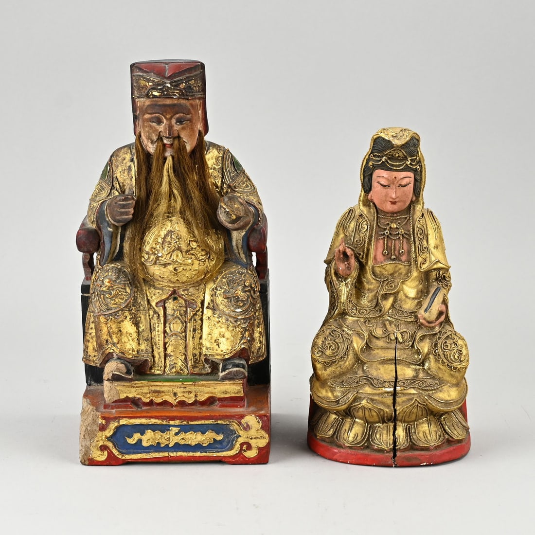 2x Chinese altar figure: Two antique Chinese wood-carved, gilded, and polychromed altar figures. Dimensions: 23 x 28 cm. In good condition.