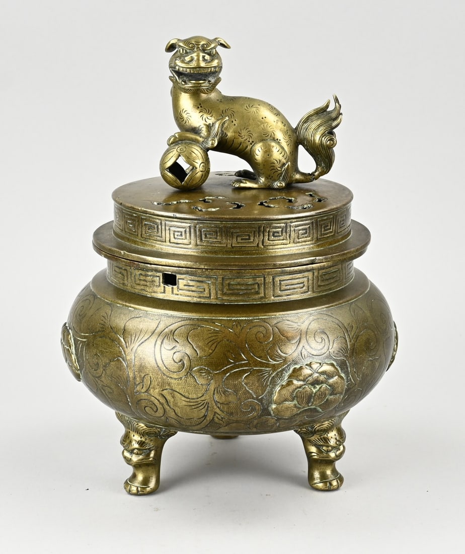Bronze incense burner Ø 19 cm.: Antique Chinese bronze incense burner on three legs, with foo dog and floral decoration. Dimensions: H 28 x Ø 19 cm. In good condition.