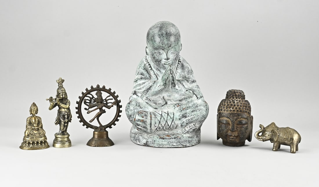 6x Bronze (Buddhism): Six old/antique Buddhist figures. Including bronze, iron, and terracotta. Dimensions: H 7 - 29 cm. In good condition.