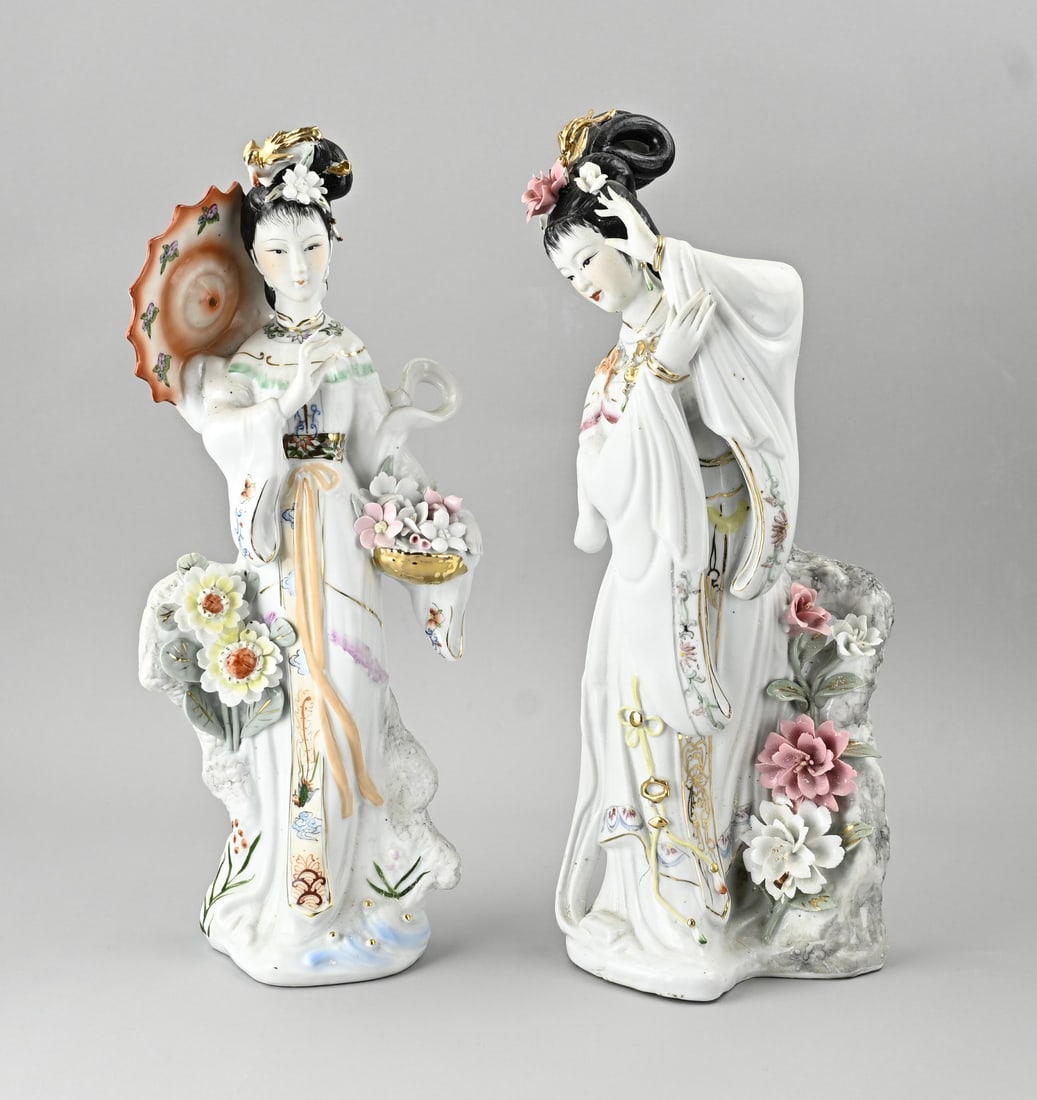 2x Japanese geisha: Two Japanese porcelain geishas with embossed flowers and gold decoration. Minor chipping possible. Parasol handle missing. Dimensions: 46 cm. In good condition.