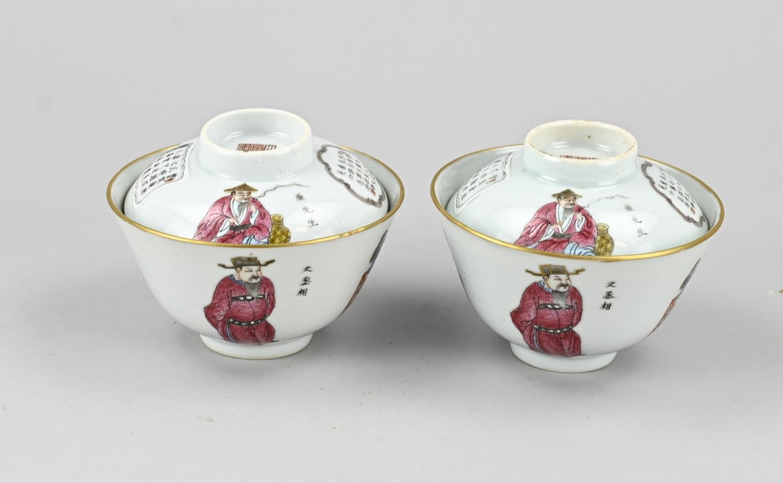 2x Chinese cup: Two Chinese porcelain Rose Family cups with lids. Decorated with figures, text, and gold. Signed. Dimensions: 9.5 x Ø 10.6 cm. In good condition.