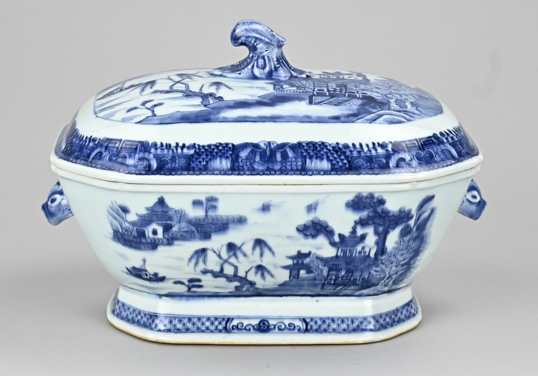 Blue/white terrine: 18th-century Chinese porcelain Cheng Lung lidded tureen with landscape decoration. Hairline crack. Dimensions: 23 x 31 x 21 cm. In good condition.