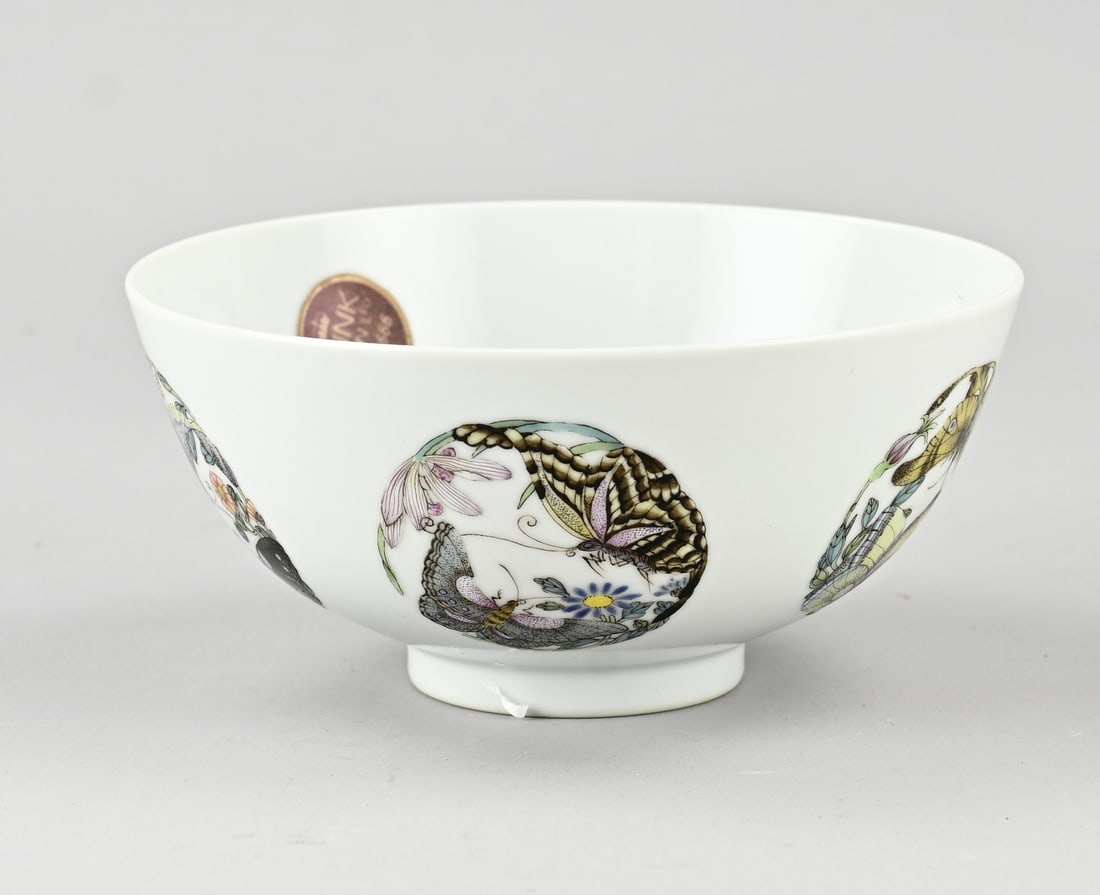 Chinese fam. rose bowl Ø 14.6 cm.: Chinese porcelain Rose Family bowl with butterfly/medallions. Six-character base mark. Dimensions: Ø 14.6 cm. In good condition.
