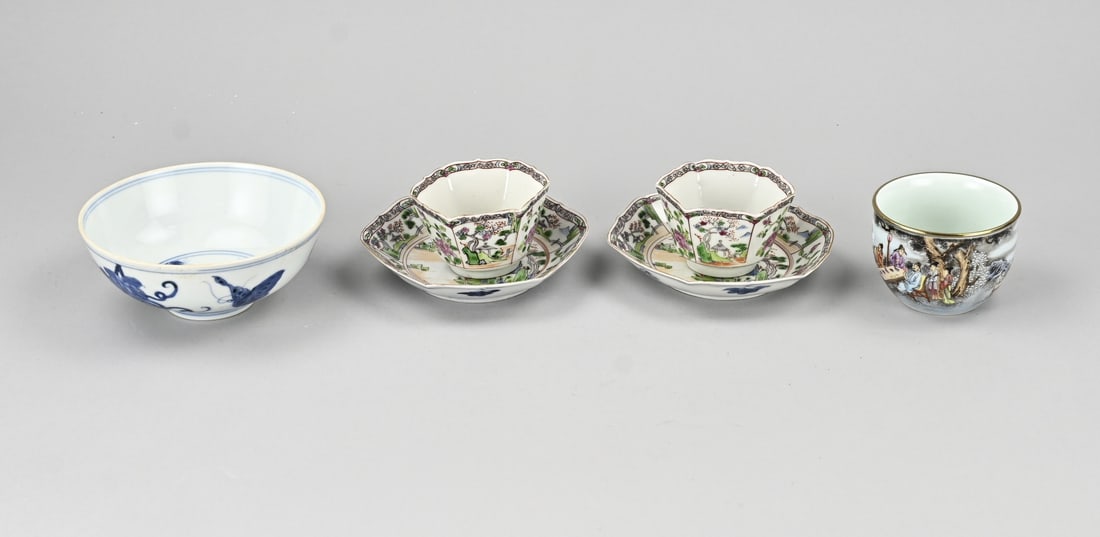 Chinese bowl + cup and cup and saucer (6x): Six pieces of old/antique Chinese porcelain. 19th - 20th Century. Consisting of: a 19th-century bowl with butterfly decoration, with base mark. Two Familie Verte cups and saucers, one cup with a hairl