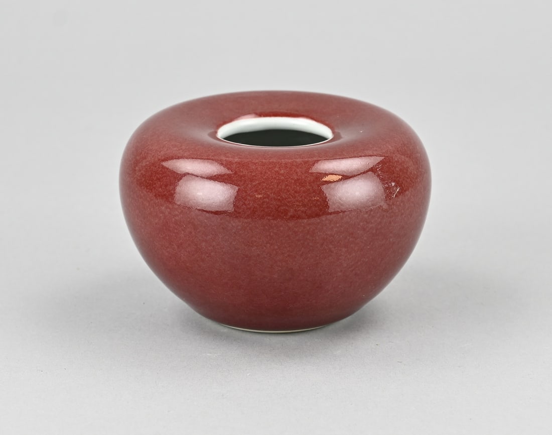 Chinese bulb vase, Ø 10.2 cm.: Chinese porcelain bulb vase, with sang de boeuf glaze + base mark. Dimensions: H 6.3 x Ø 10.2 cm. In good condition.