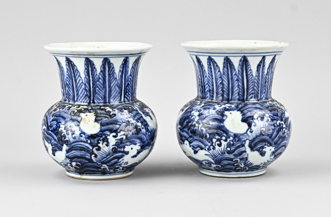 2x Chinese vase, H 14.2 cm.: Set of old Chinese porcelain vases with sea animals decoration. Six-character base mark. Dimensions: H 14.2 cm. In good condition.