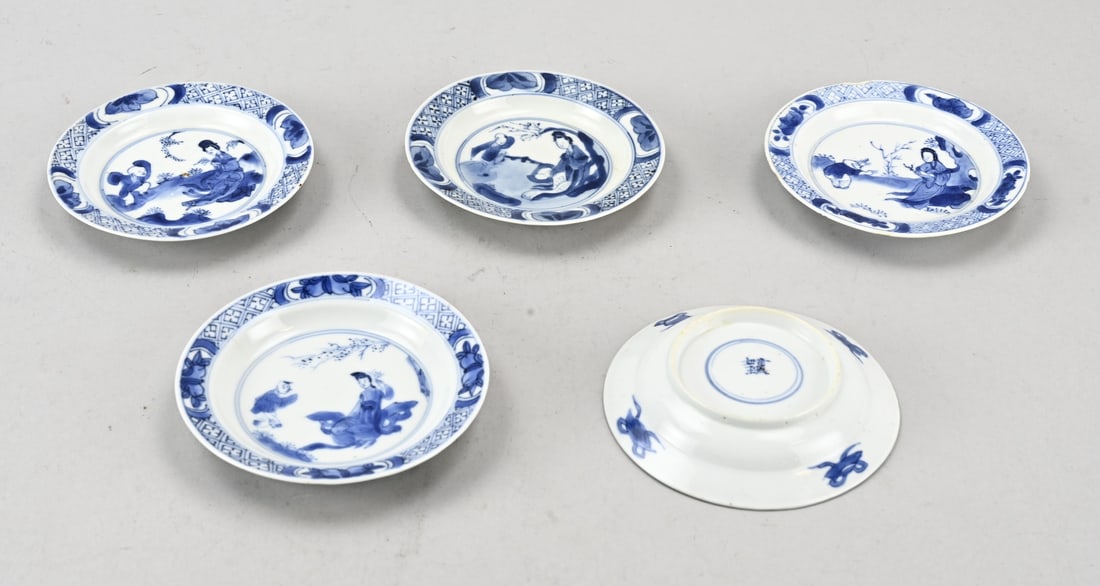 5x Chinese dish Ø 10.1 cm.: Five 18th-19th century Chinese porcelain Kang Xi plates with geisha and jester decoration. Four-character base mark. Two plates in good condition. One plate with a hairline crack. Two with chips. Dime