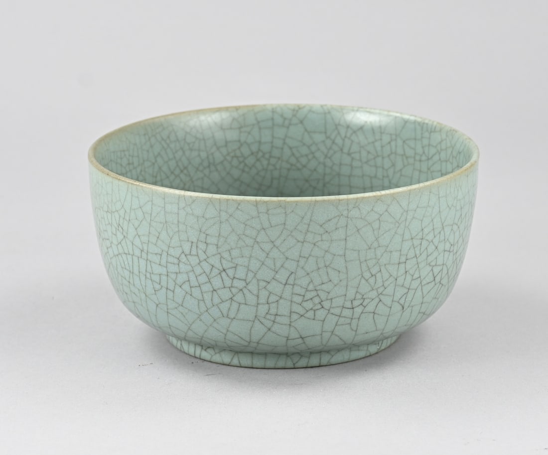 Chinese celadon bowl Ø 17.4 cm.: Old Chinese porcelain celadon bowl. No base mark. Dimensions: H 8.7 x Ø 17.4 cm. In good condition.