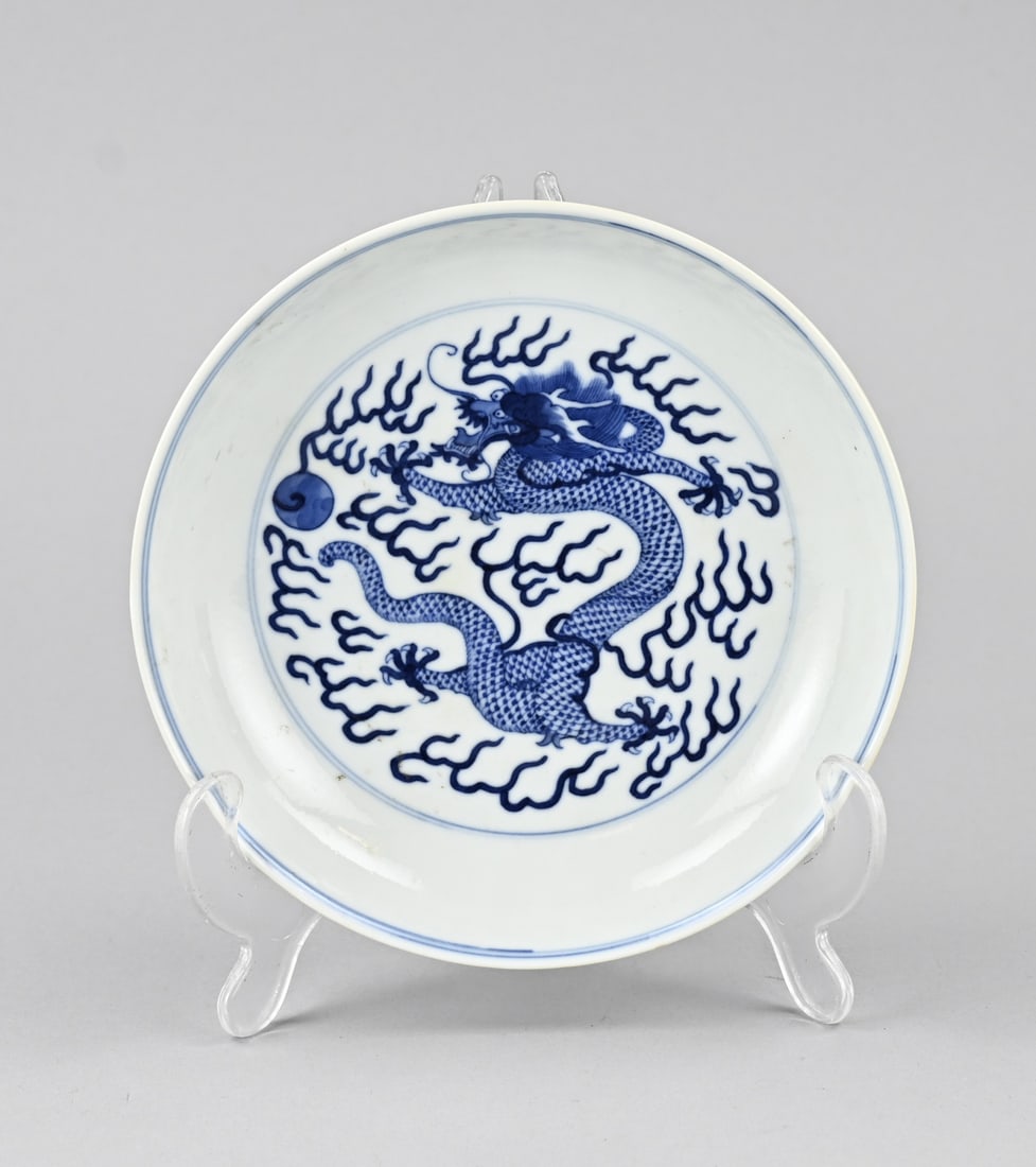 Chinese plate Ø 17 cm.: 19th-century Chinese porcelain dragon plate with dragon decoration on the reverse as well. Six-character base mark. Dimensions: Ø 17 cm. In good condition.