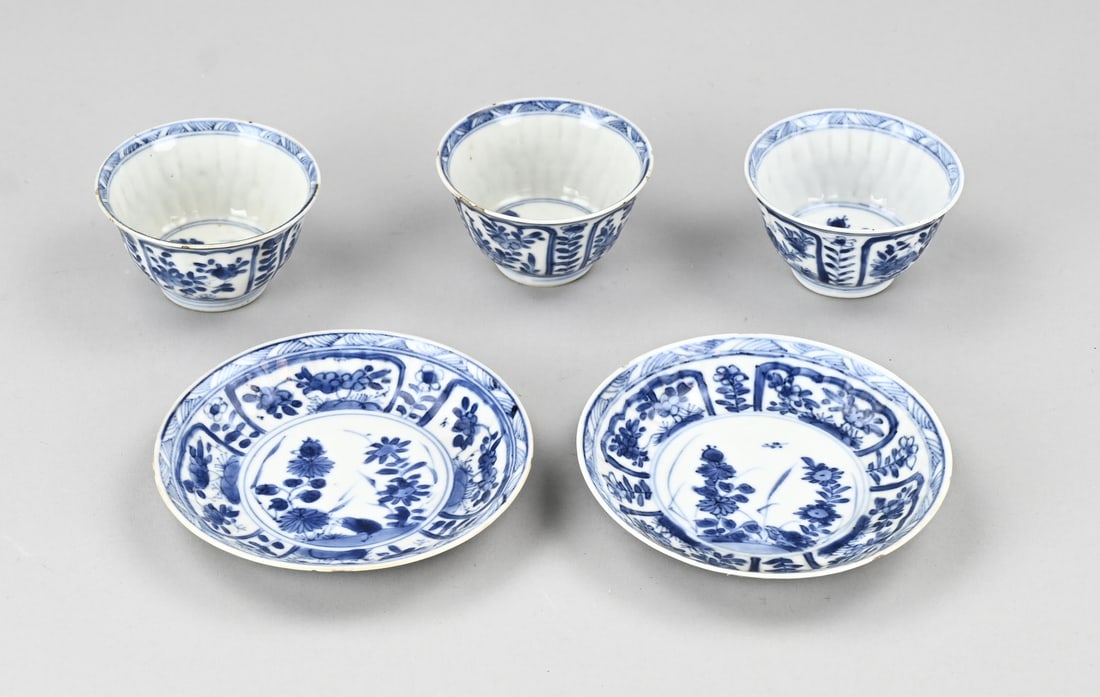 Lot of Chinese Kang Xi porcelain (5x): Lot of Chinese Kang Xi porcelain. Consisting of: 3x cups + 2x saucers. With base mark. Garden decor. Two cups in good condition. One cup chipped. Two saucers with rim chipping. Dimensions: 7.5 - 11.5