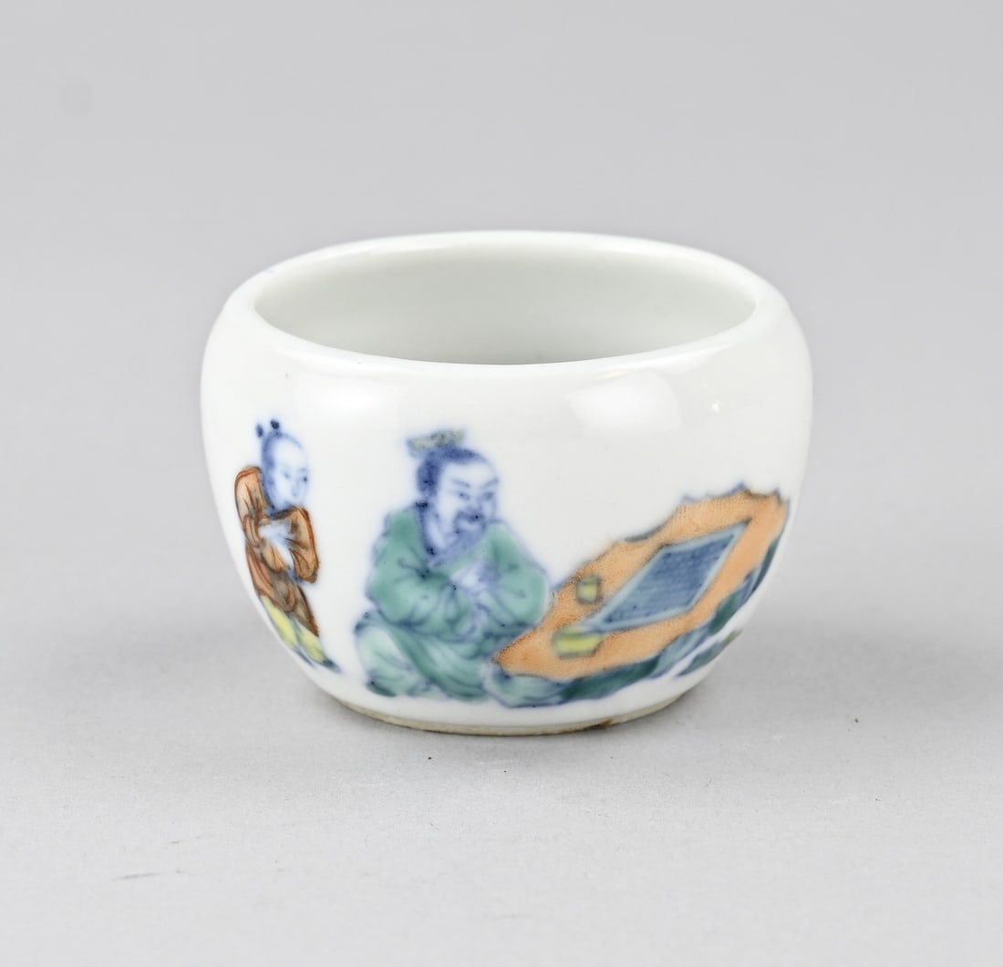 Doucai water pot Ø 6.7 cm.: Small, 19th-century Chinese porcelain Doucai water pot with figures in a garden decor. Four-mark base mark. Dimensions: H 4.7 x Ø 6.7 cm. In good condition.