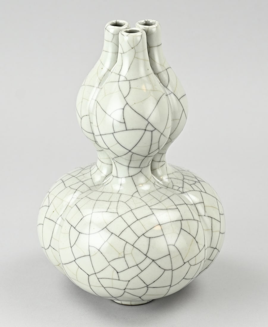 Chinese knobbed vase, 23 cm.: Old Chinese porcelain celadon bulbous vase with three openings. Base mark. Dimensions: H 23 cm. In good condition.