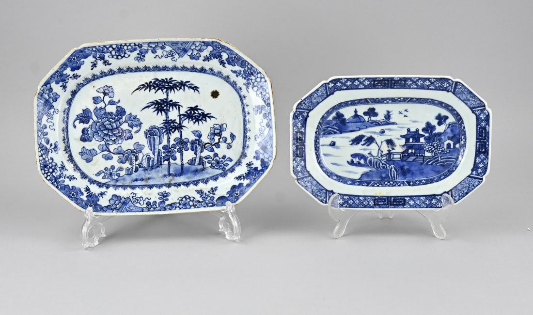 2x Chinese Cheng Lung meat platter Ø 25 - 31 cm.: Two 18th-century Chinese porcelain Cheng Lung meat platters with landscape decoration. Octagonal. One platter has a small chip. Dimensions: Ø 25 - 31 cm. In good condition.