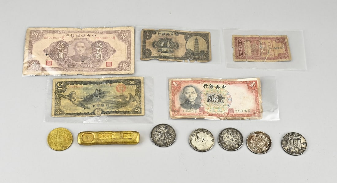 Lot of Chinese currency: Lot of old Chinese currency. Miscellaneous. Coins + banknotes. Dimensions: 4 - 18 cm. In fair/good condition.