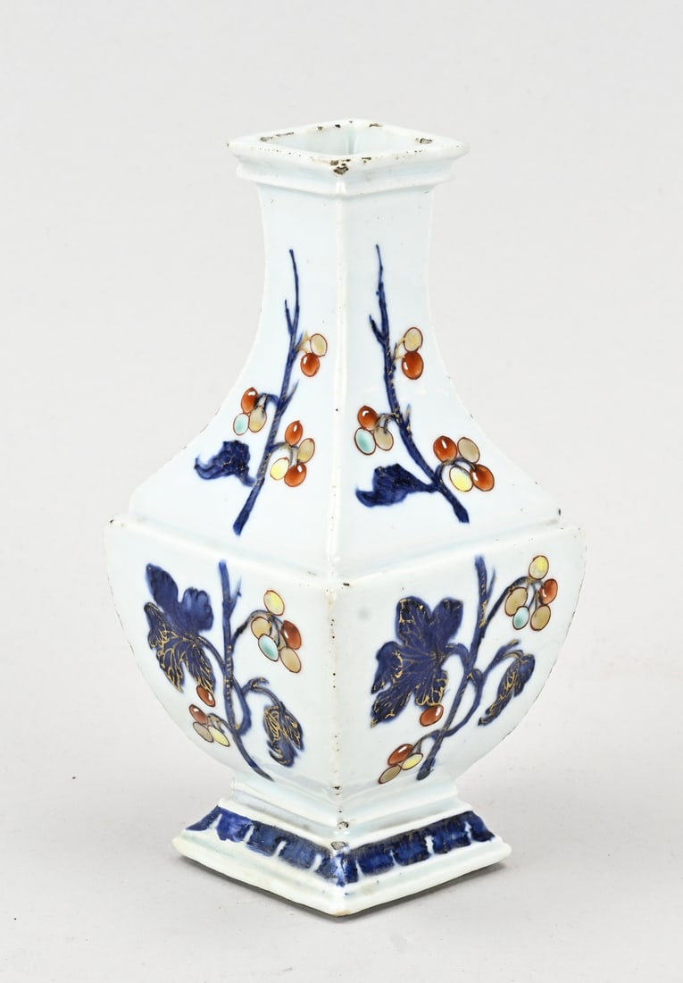 Chinese Kang Xi vase, H 16.2 cm.: 18th-century Chinese porcelain Kang Xi vase with grapevine/gold decoration. Designed by Cornelis Pronk. Dimensions: H 16.2 cm. Slight loss of rim glaze. In good condition.