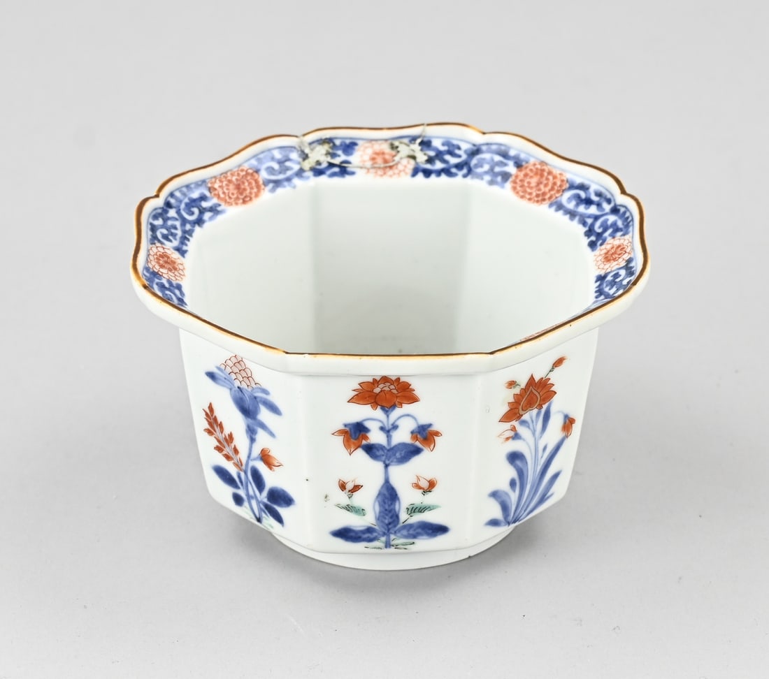 Japanese bowl: Antique Japanese porcelain persimmon bowl with floral decoration. Octagonal. One damaged patch on the rim. Dimensions: 7 x 11.7 x 11.4 cm. In reasonable condition.