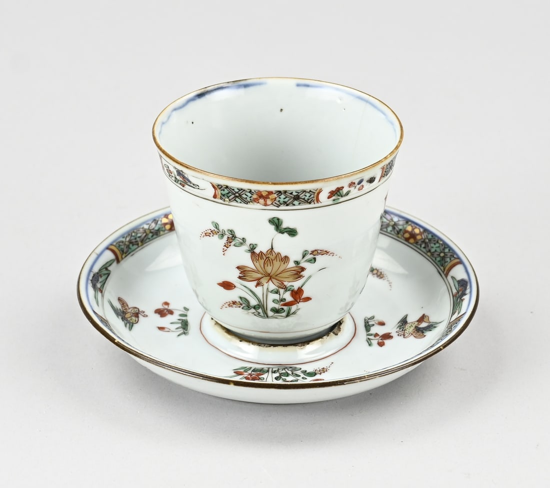 Verte family cup + saucer: 18th-century Chinese porcelain Kang Xi Familie Verte cup and saucer. Cup with hairline crack. Floral/bird and gold decoration. Dimensions: 9 x 13 cm. In fair/good condition.