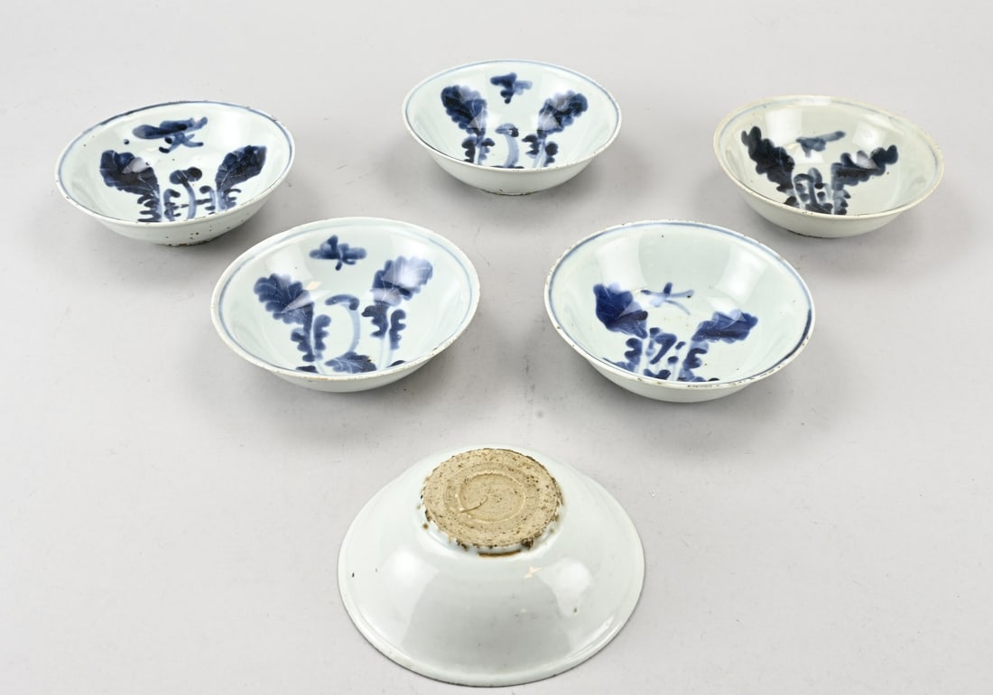 6x Chinese bowl in Ming style Ø 14 cm.: Six antique Chinese porcelain bowls in Ming style. Tobacco Leaf decoration. Dimensions: H 4.3 x Ø 14 cm. Slight rim glaze damage, otherwise in good condition.
