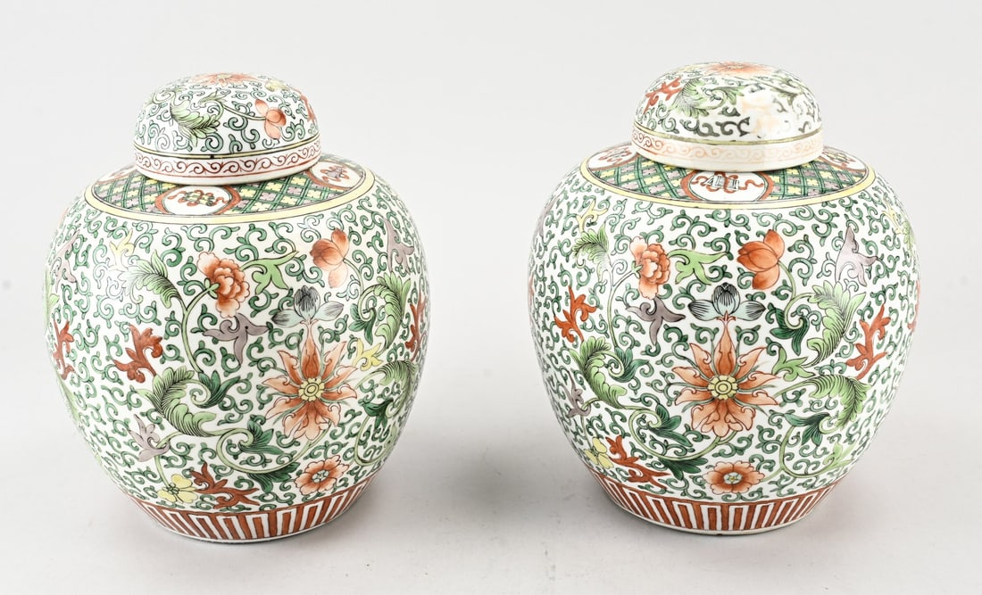 Set of Verte Family lidded jars: Two old Chinese porcelain Familie Verte lidded jars with floral decoration. Dimensions: 27 x 20.5 cm. In good condition.