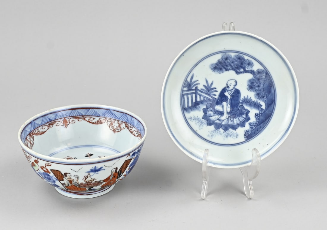 Amsterdam fur bowl + Chinese plate: Two pieces of antique Chinese porcelain. 1x Bowl with Amsterdam Polychrome decoration (rim frit). 1x Chinese plate with monk decoration. Dimensions: 14 x 15.5 cm. In fair/good condition.