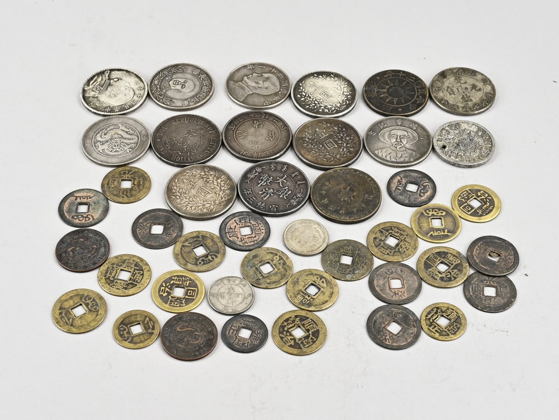 Lot of Chinese coins Ø 2.4 - 4 cm.: Large lot of old Chinese coins. 20th century. Approx. 40 pieces. Dimensions: Ø 2.4 - 4 cm. In good condition.