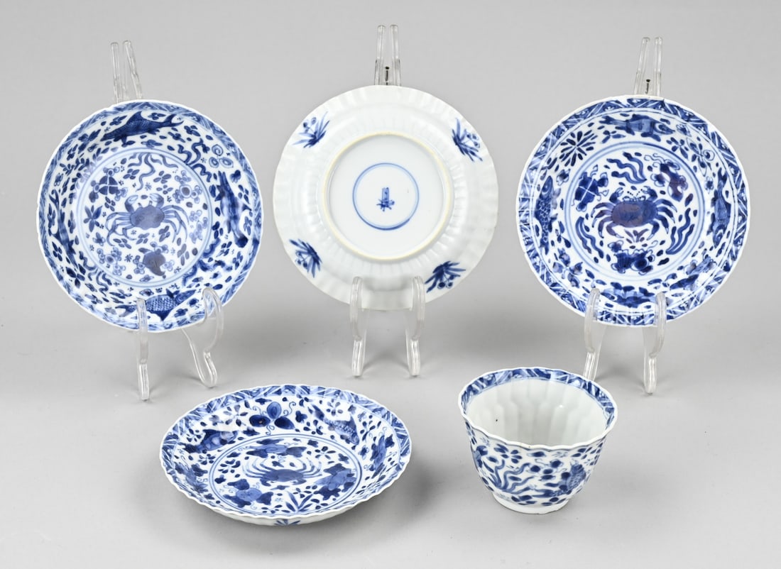 5x Kang Xi porcelain: 5 x 17th - 18th century Chinese porcelain Kang Xi cups/saucers with crab/perch decoration + base mark. Cup has a hairline crack. One saucer is in good condition. One saucer has a chip. Two saucers hav