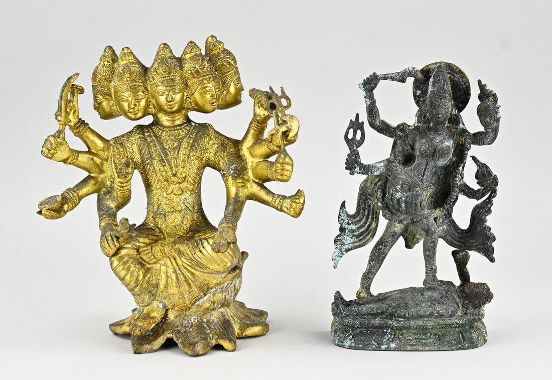 2x Bronze Buddha figure, H 25- 27 cm. (1 of 2)