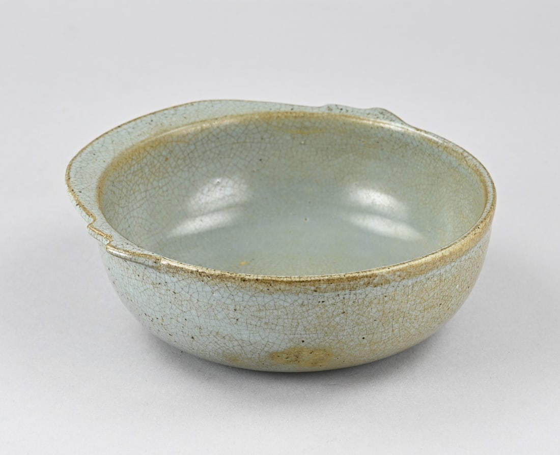 Chinese celadon bowl Ø 20.5 cm.: Old Chinese porcelain celadon bowl/shaving basin. Dimensions: 6 x 20 x 20.5 cm. In good condition.
