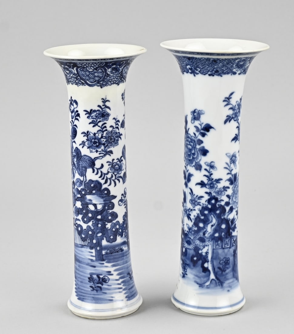 2x Antique Chinese vase (miscellaneous): Two antique Chinese porcelain vases. Cheng Lung with garden decor. Dimensions: H 21 - 21.5 cm. In good condition.