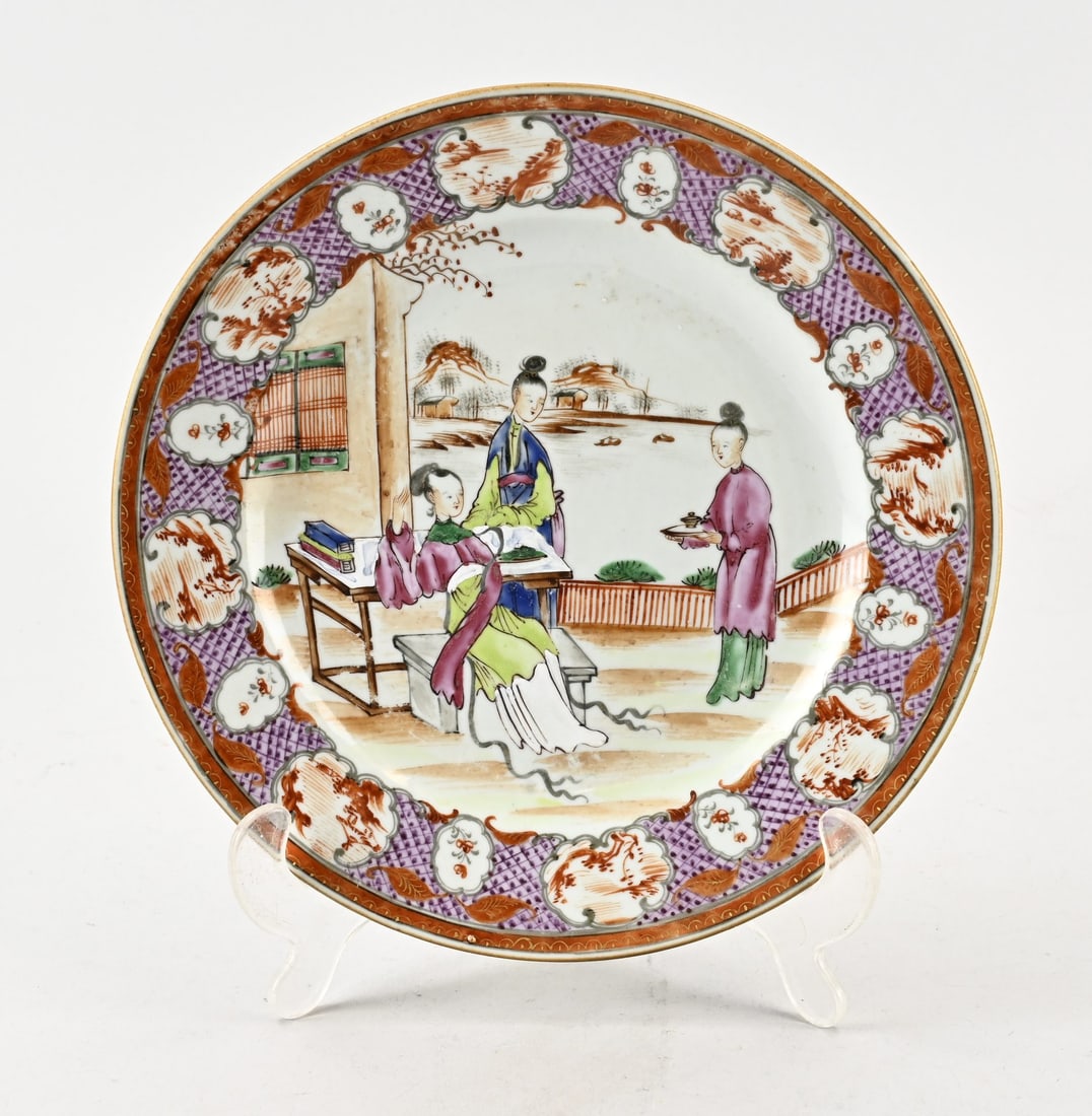 Chinese Family Rose Plate Ø 23.2 cm.: Beautiful 18th-century Chinese porcelain Rose Family plate with mandarin and gold decoration. One minimal chip. Dimensions: Ø 23.2 cm. In good condition.
