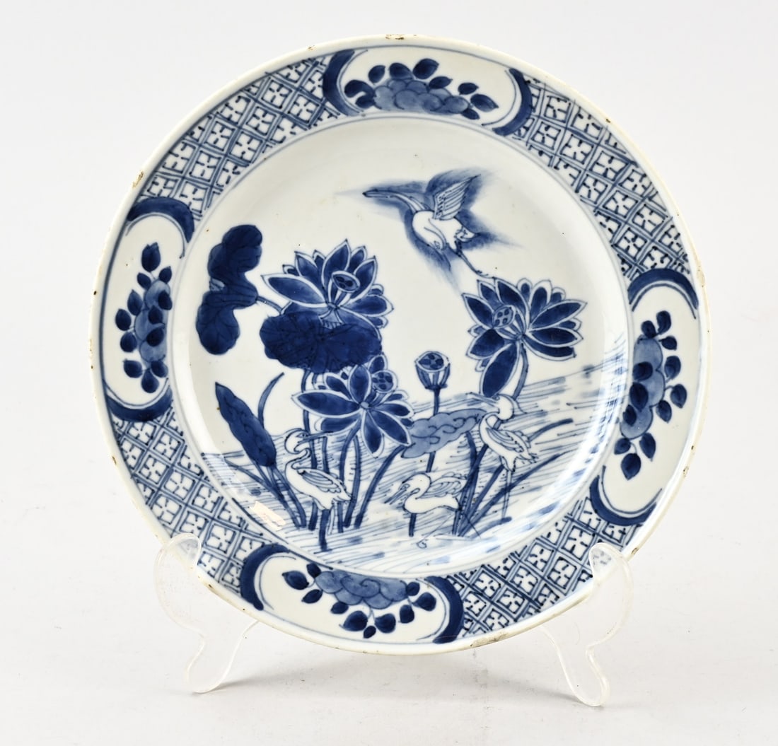 Chinese Kang Xi plate Ø 22 cm.: 17th-century Chinese porcelain Kang Xi plate with heron decoration. Base mark. Dimensions: Ø 22 cm. Minimal chip. In fair/good condition.
