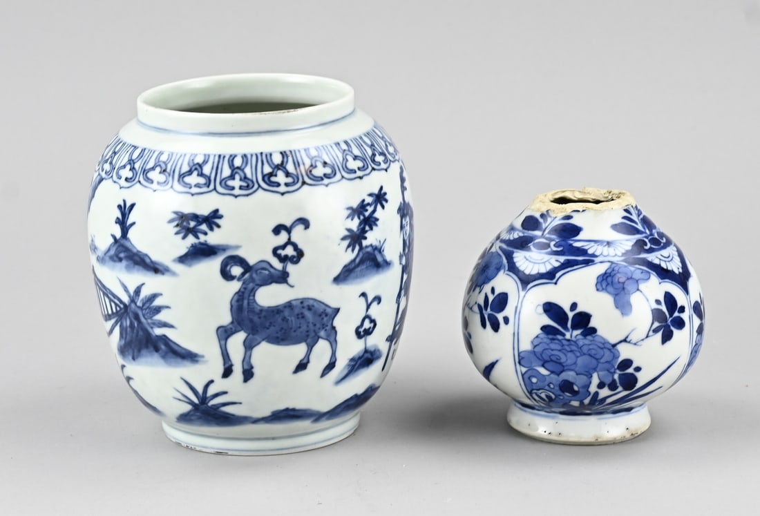 2x Chinese vase: Two old/antique Chinese porcelain vases. 1x Shortened, 18th - 19th century. 1x Landscape with figure decoration + six-character base mark, good. Dimensions: H 11 - 15 cm. In fair/good condition.