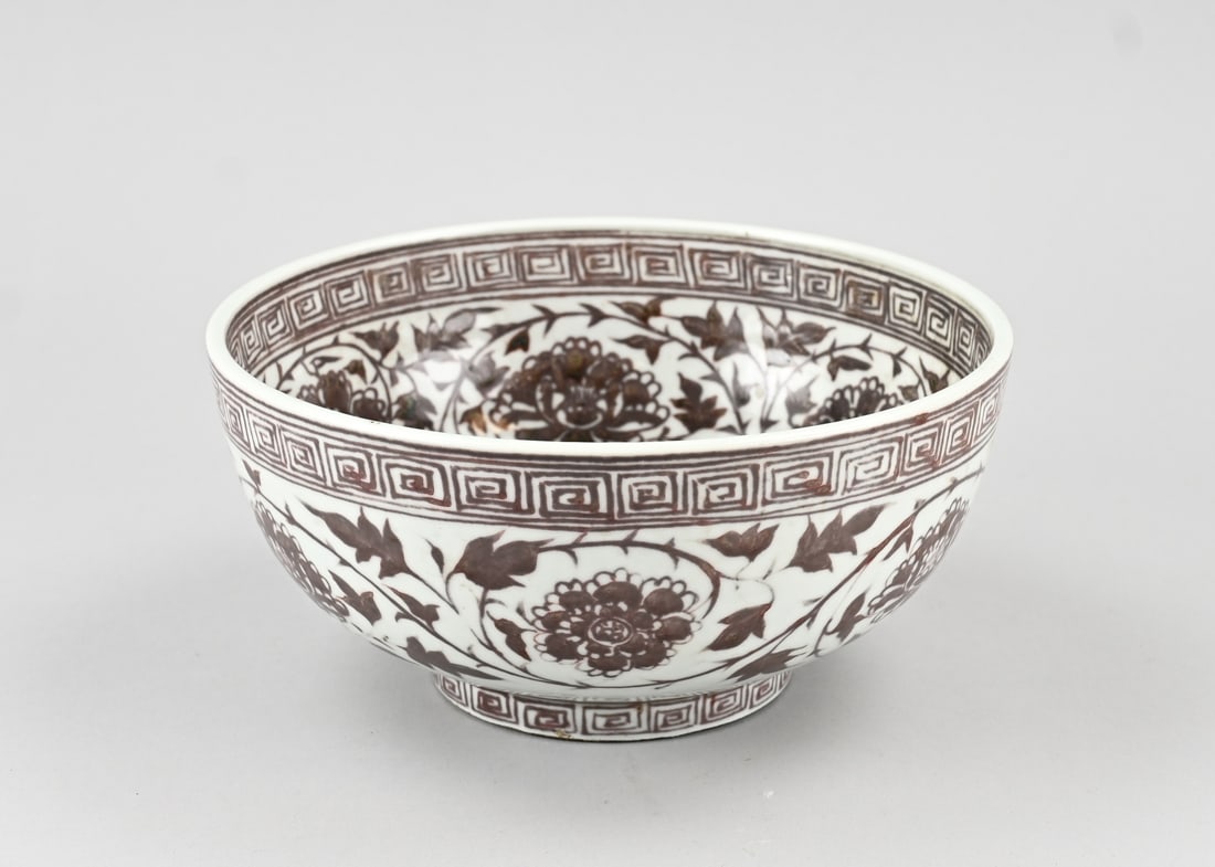 Chinese bowl Ø 21.2 cm.: Chinese porcelain bowl with peony decoration. Dimensions: H 10.2 x Ø 21.2 cm. In good condition.