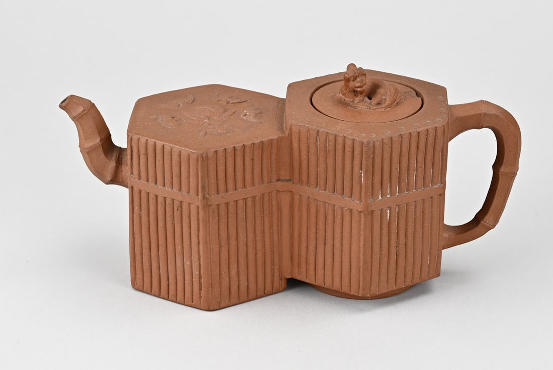 Double Yixing teapot: Double Chinese Yixing teapot with bat/peach/salamander decoration. With base mark. 20th century. Dimensions: 22 x 12 x 8.5 cm. In good condition.