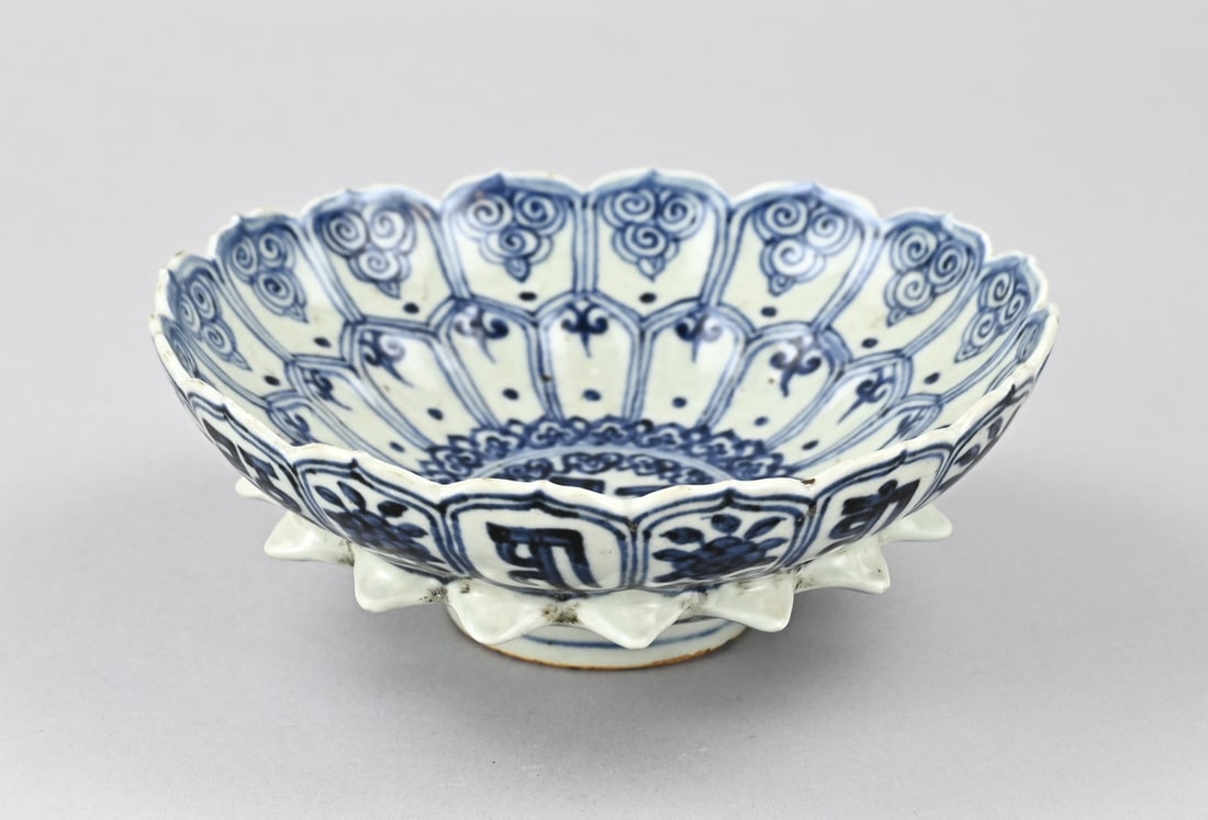Chinese bowl Ø 7.7 cm.: Antique Chinese porcelain bowl in the shape of a lotus flower, with character markings + six-character base mark. Qing Dynasty. Dimensions: H 6.8 x Ø 7.7 cm. In good condition.