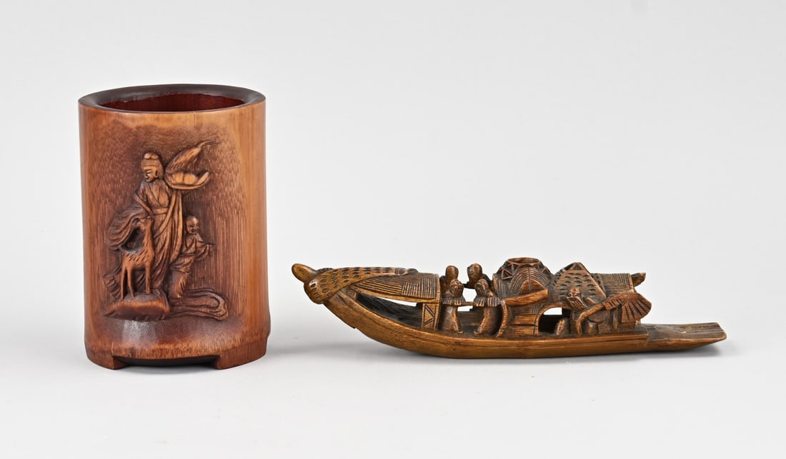 2 Parts Chinese bamboo: Two pieces of antique Chinese worked bamboo. 1x Brush vase with figural decoration. 1x Bamboo carved boat. Dimensions: 14.5 x 24 cm. In good condition.