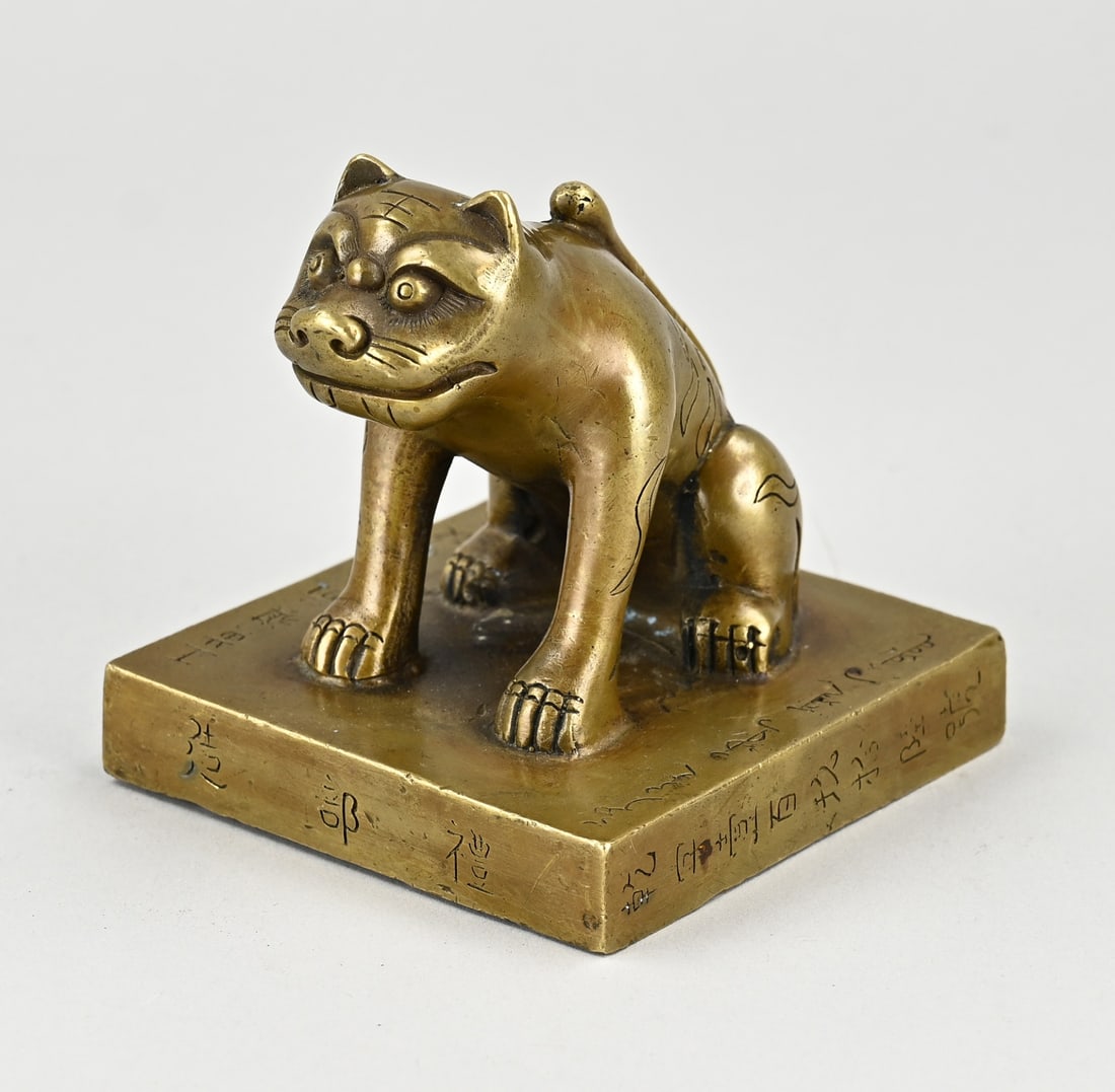 Tibetan wax seal: Old Tibetan/Chinese bronze lacquer stamp with tiger and text. Dimensions: 10.5 x 9.5 x 9.5 cm. In good condition.