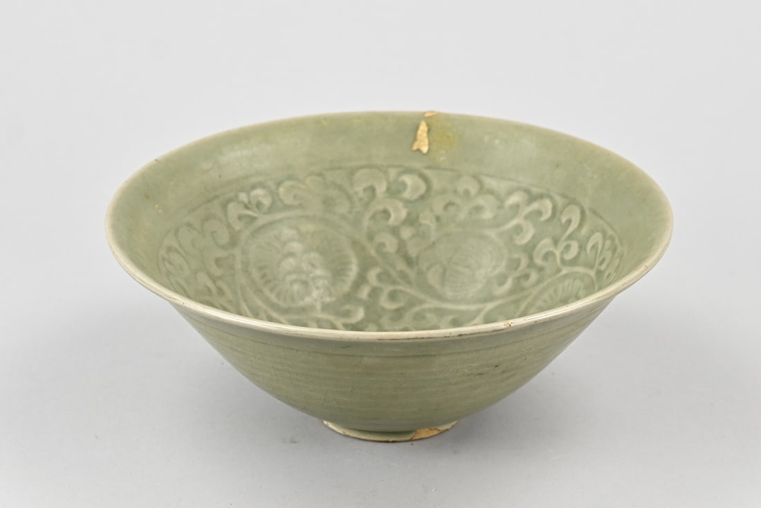 Celadon bowl Ø 20.8 cm.: Old Chinese porcelain celadon bowl with floral relief decoration. With Nanking Cargo label. Dimensions: H 8.5 x Ø 20.8 cm. In good condition.