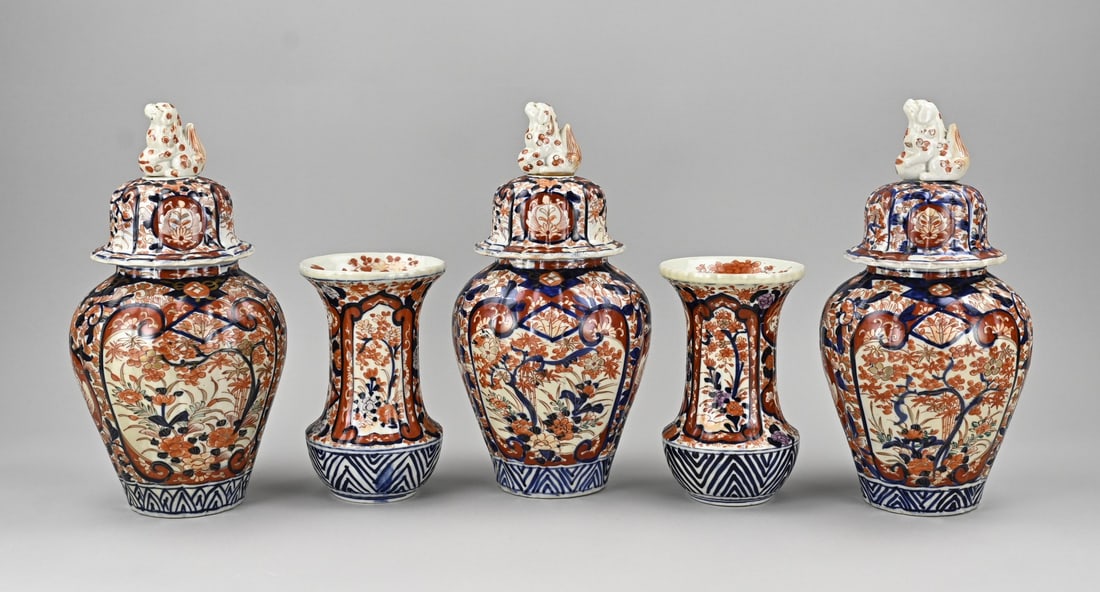 5-Piece Japanese Imari cabinet set, H 18 - 31 cm.: Five-piece Japanese Imari porcelain cabinet set with floral/gold/bird of paradise decoration. 19th century. Dimensions: H 18 - 31 cm. In good condition.