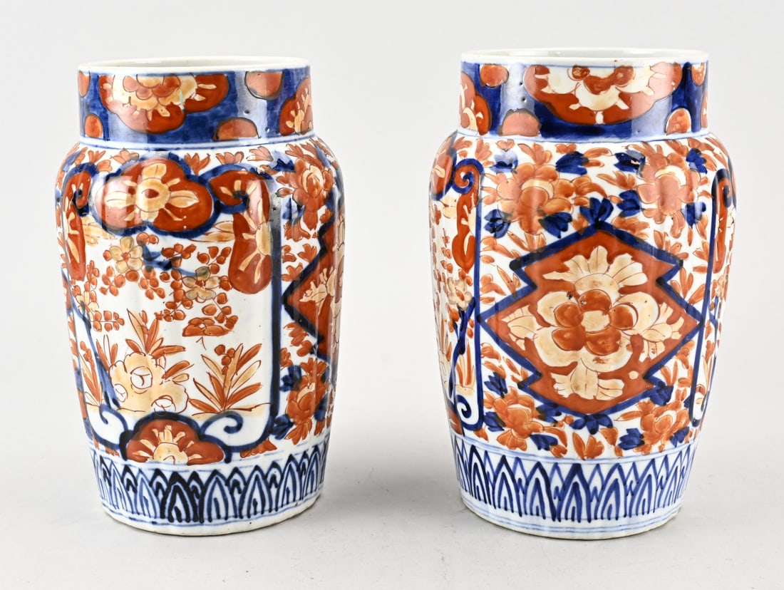 2x Japanese Imari vase, H 25.3 cm.: Two 19th-century Japanese Imari porcelain vases with floral decoration. Dimensions: H 25.3 cm. In good condition.