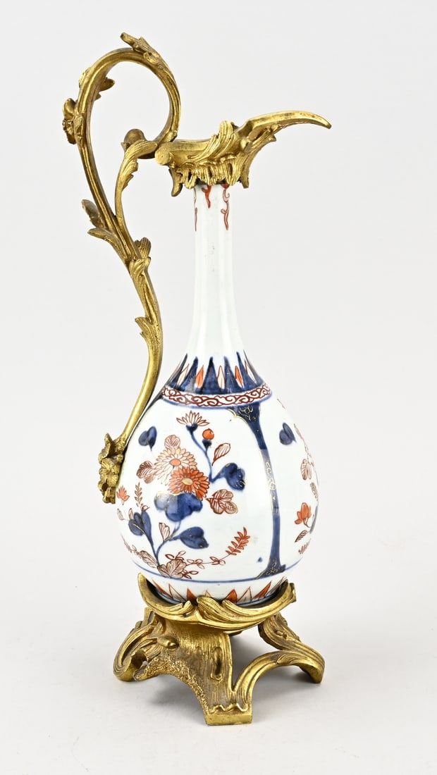 Japanese Imari pouring vase, H 39 cm.: 18th-century Japanese porcelain Imari pouring vase with gilded bronze mount. Dimensions: H 39 cm. In good condition.