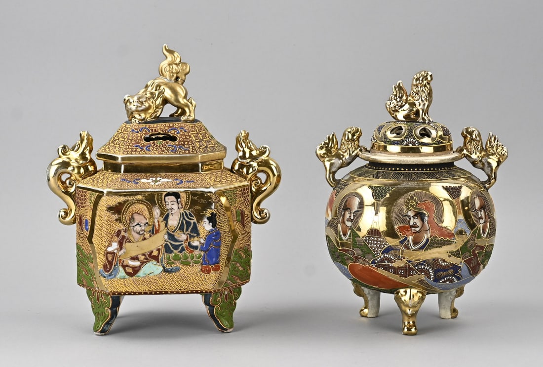 2x Satsuma incense burner, 1900: Two antique Japanese porcelain Satsuma incense burners with figures and gold decoration. Circa 1900. Dimensions: 28 x 29 cm. In good condition.